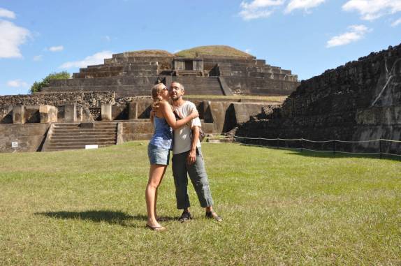 Momento de carinho nas ruínas mayas de Tazumal, em El Salvador